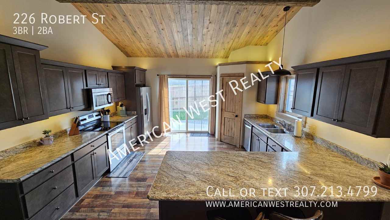 226 Robert St - Photo 4 of 12