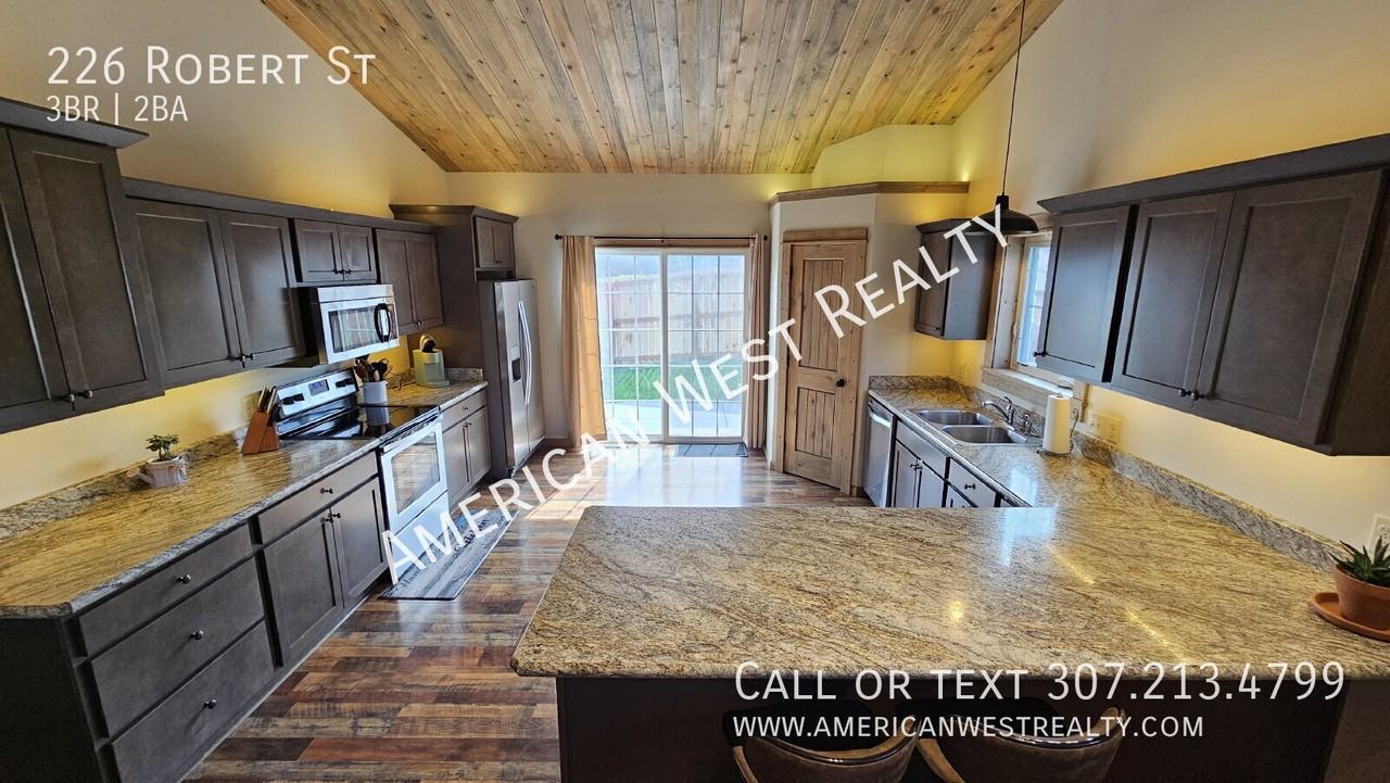 226 Robert St - Photo 5 of 12