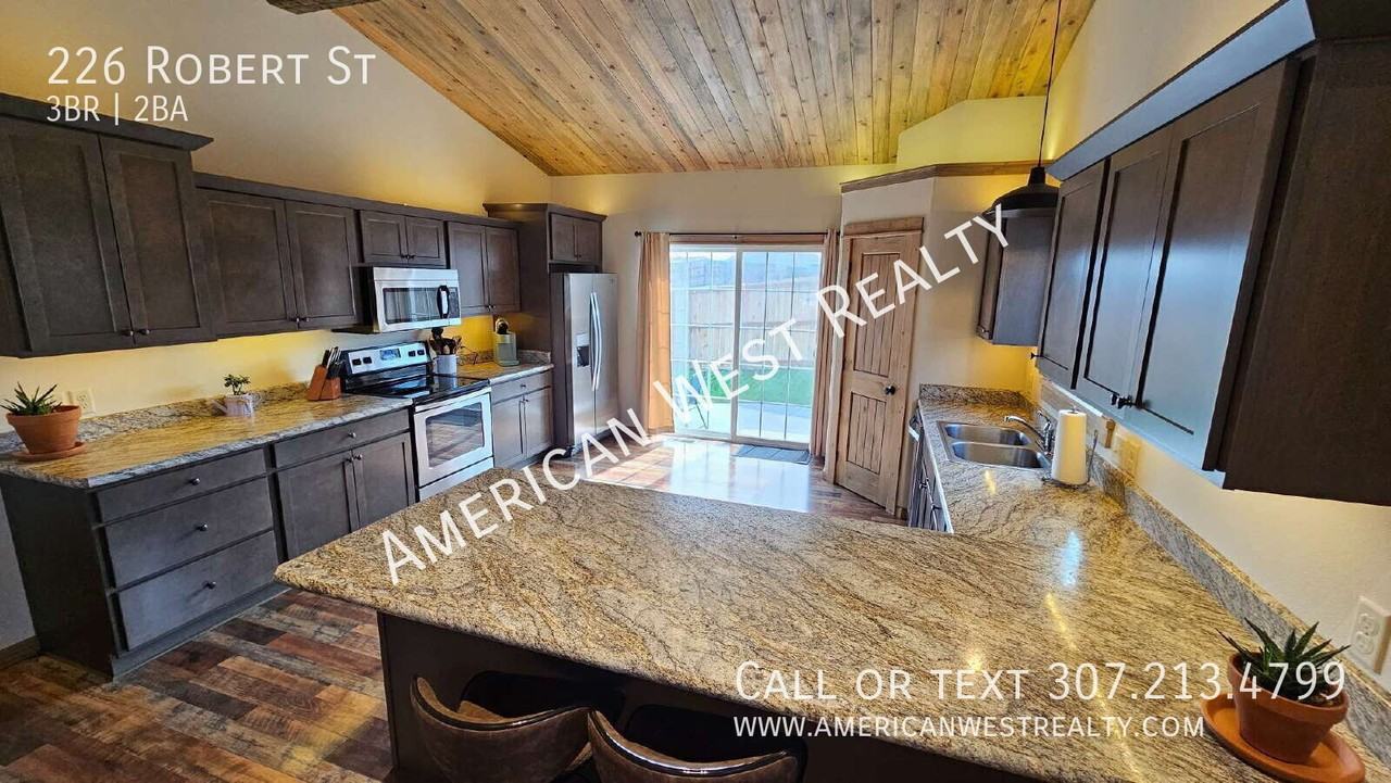 226 Robert St - Photo 7 of 12