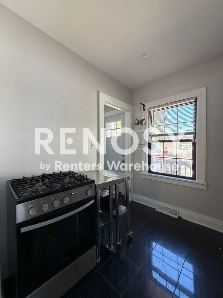 1759 Saint Clair Ave - Photo 4 of 15
