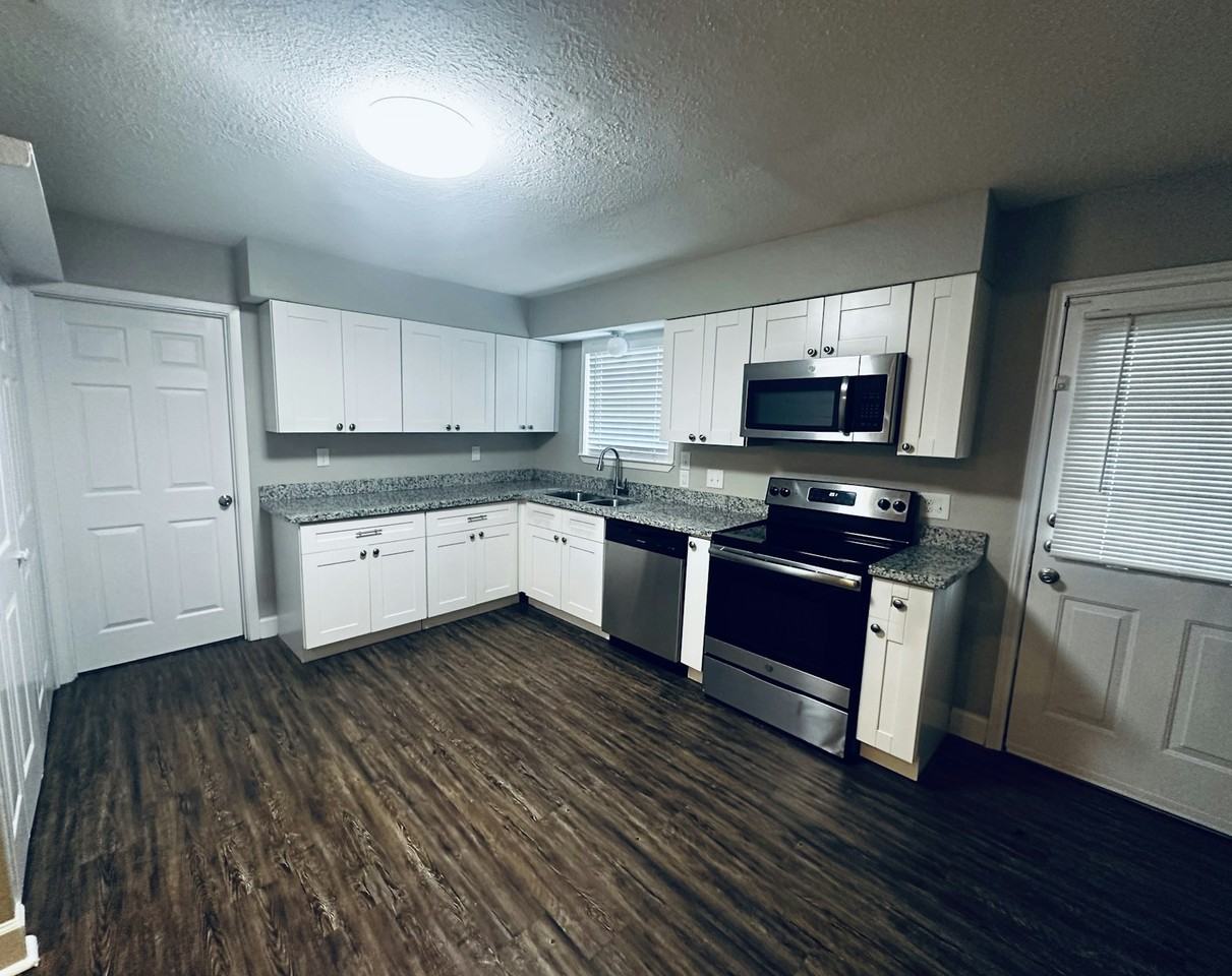 1702 Tyler Street - Photo 4 of 22