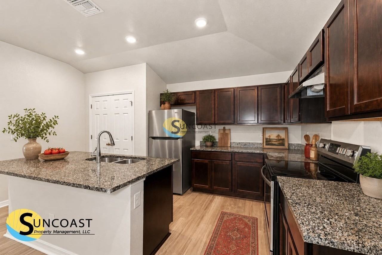 378 Urbana St - Photo 4 of 19