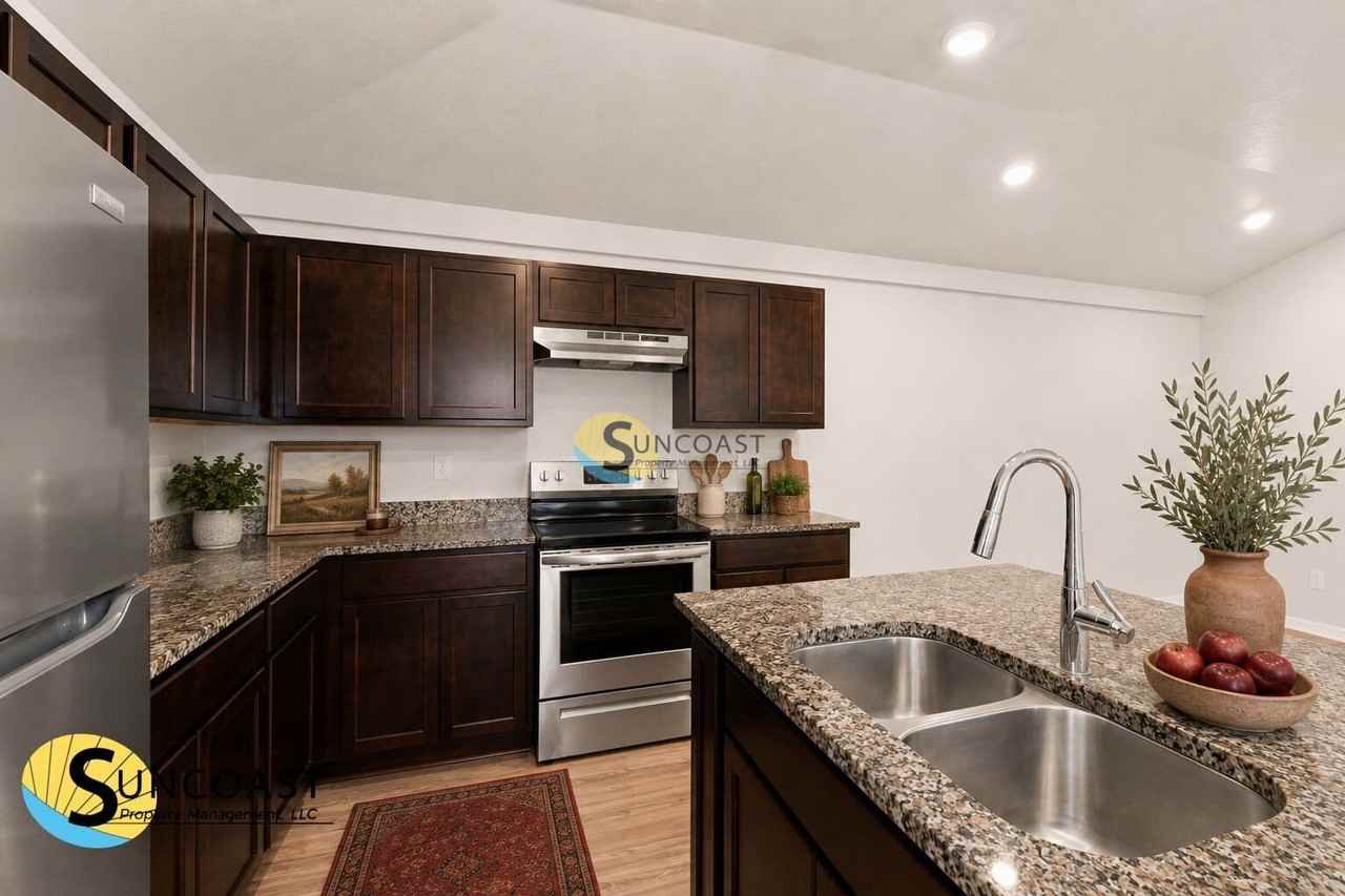 378 Urbana St - Photo 5 of 19