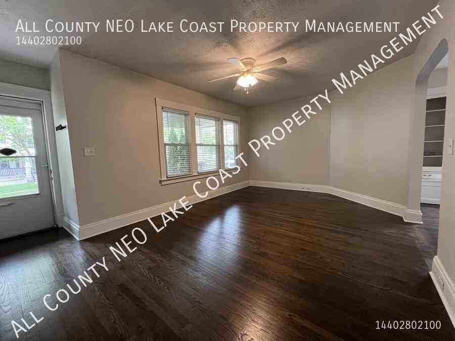 1614 Larchmont Ave - Photo 2 of 7