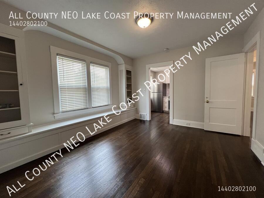 1614 Larchmont Ave - Photo 4 of 7