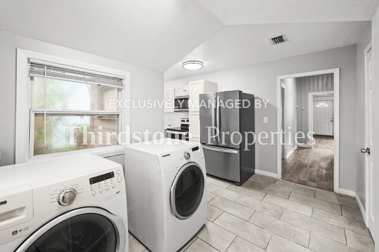 3053 Gilmore St - Photo 4 of 22