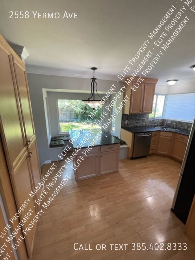 2558 E Yermo Ave - Photo 2 of 12