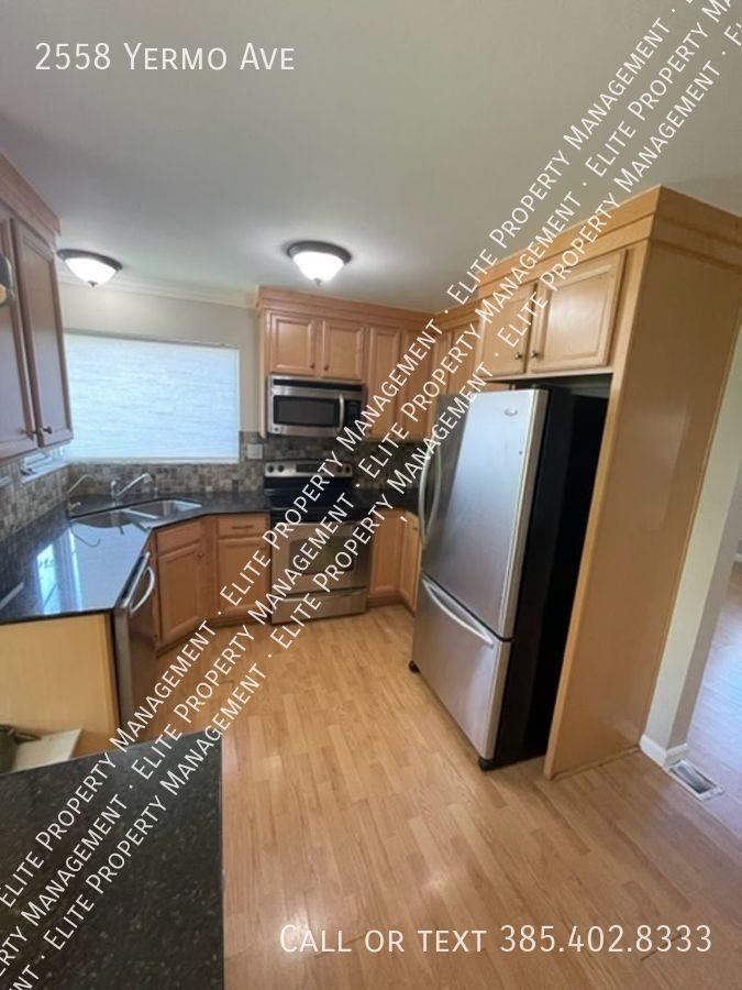 2558 E Yermo Ave - Photo 3 of 12