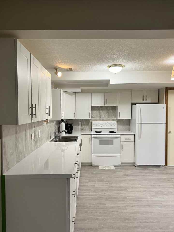 1433 19 St Nw - Photo 3 of 5