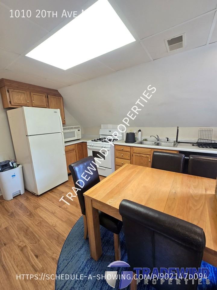 1010 20th Ave Ne #2 - Photo 2 of 15