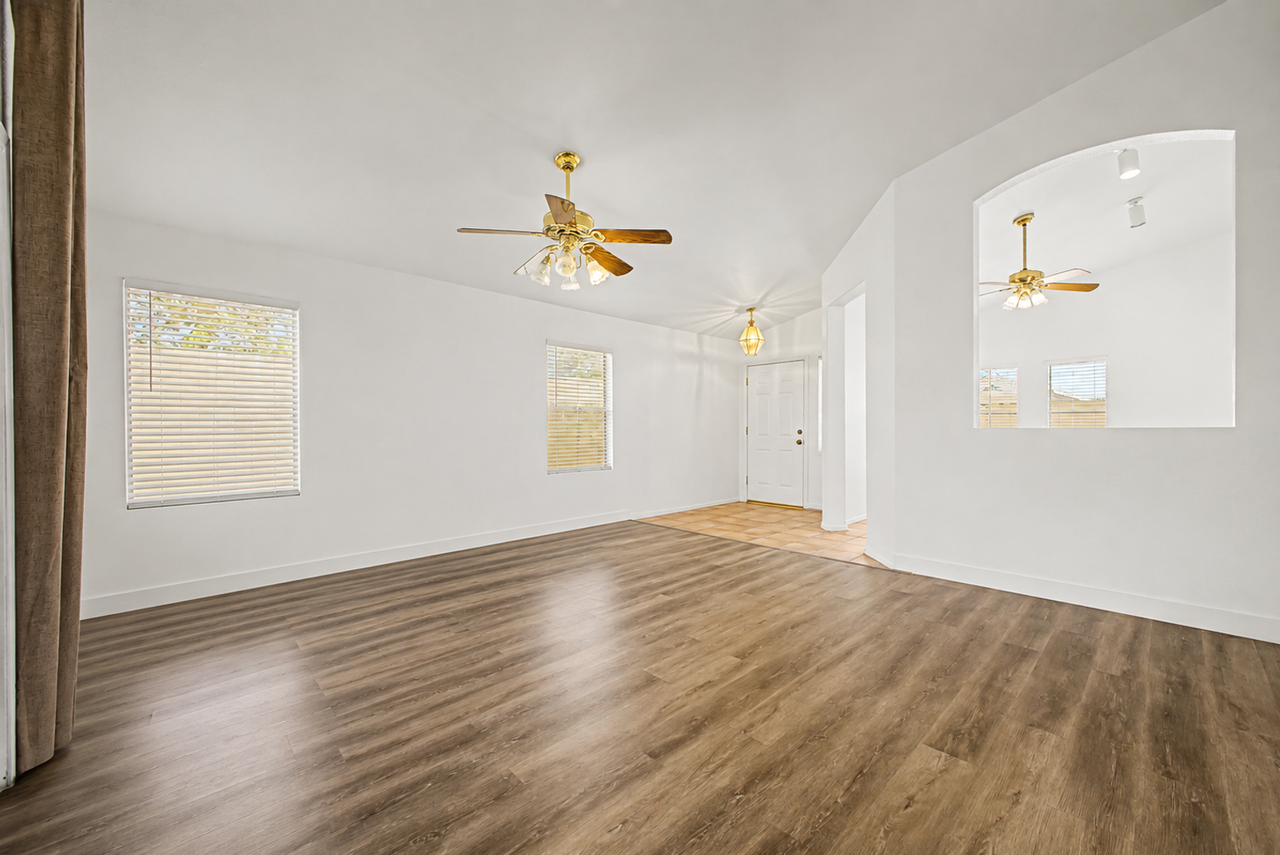 6906 W Phelps Rd - Photo 4 of 27
