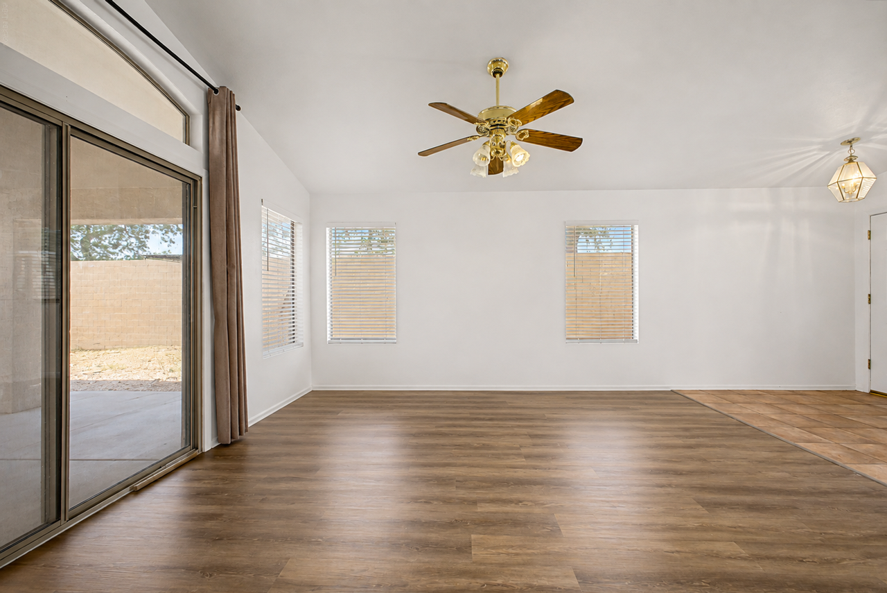6906 W Phelps Rd - Photo 5 of 27