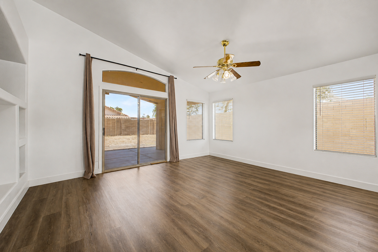 6906 W Phelps Rd - Photo 6 of 27