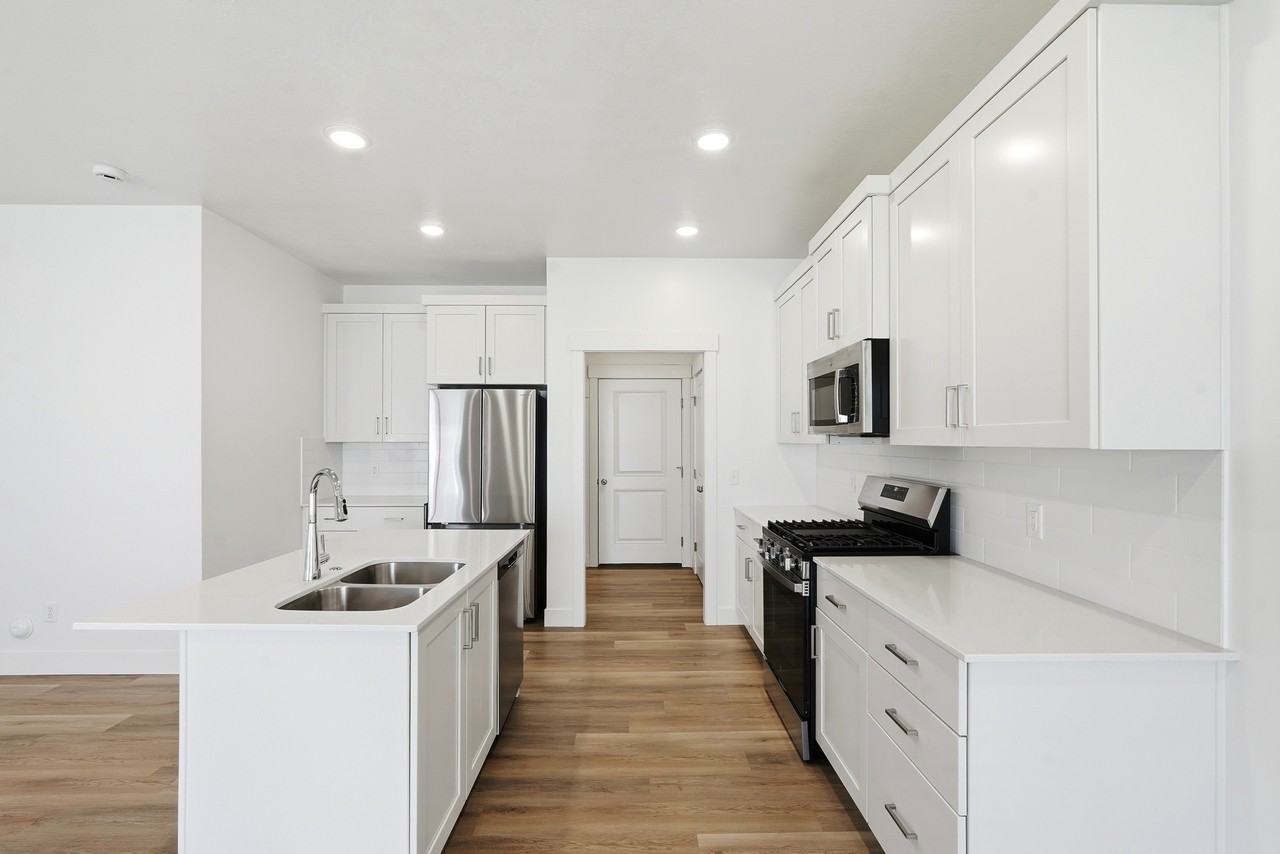 613 W 550 N - Photo 2 of 25