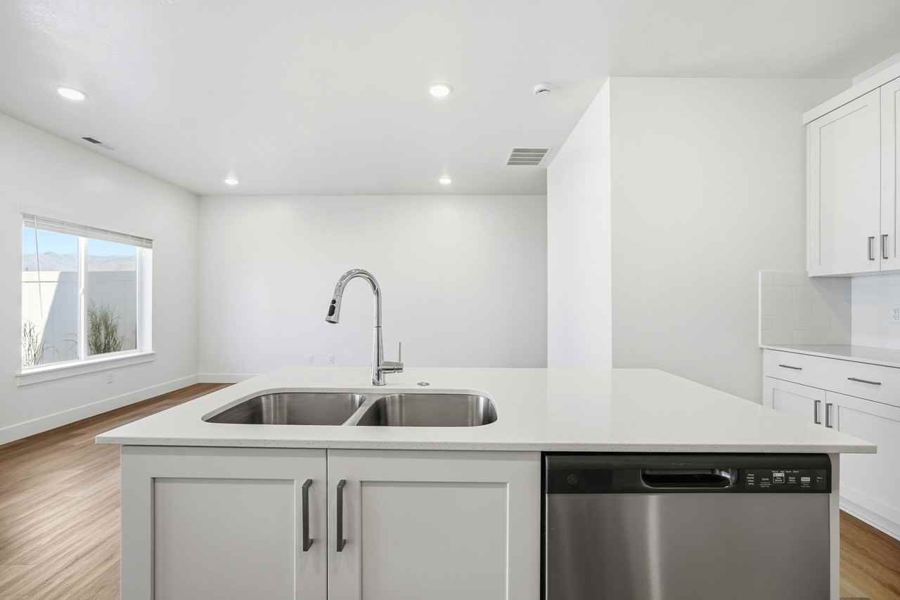 613 W 550 N - Photo 4 of 25