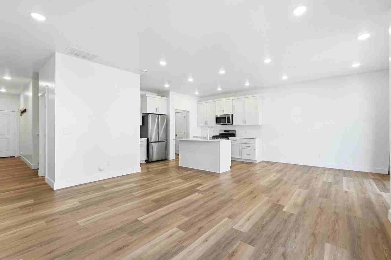 613 W 550 N - Photo 5 of 25