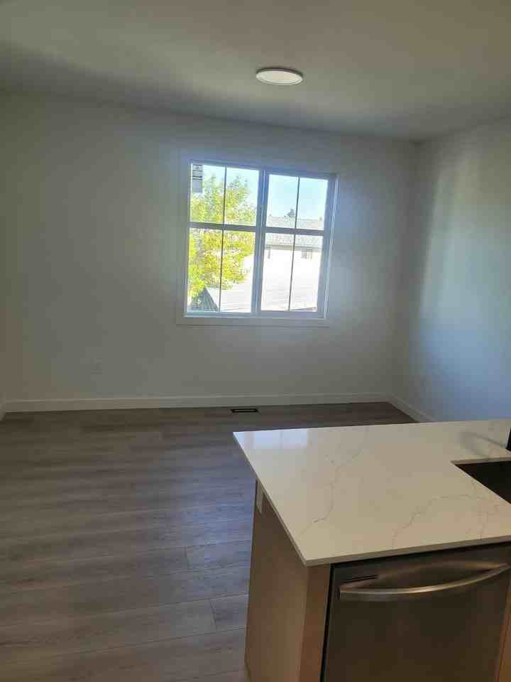 612 Whitehorn Way Ne - Photo 4 of 9