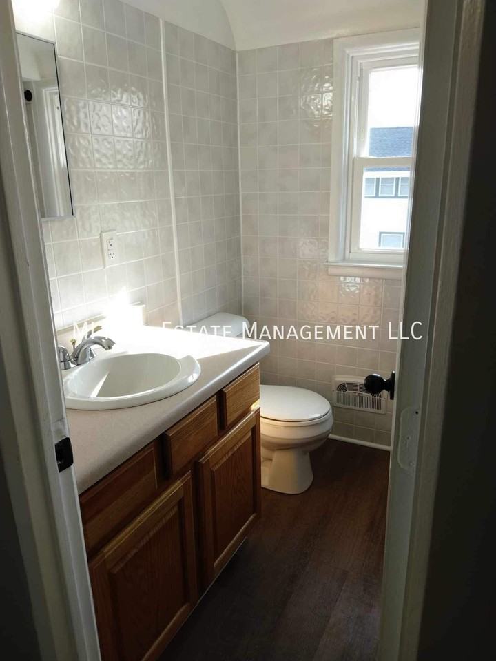 217 W Cass St Apt 2e - Photo 2 of 11