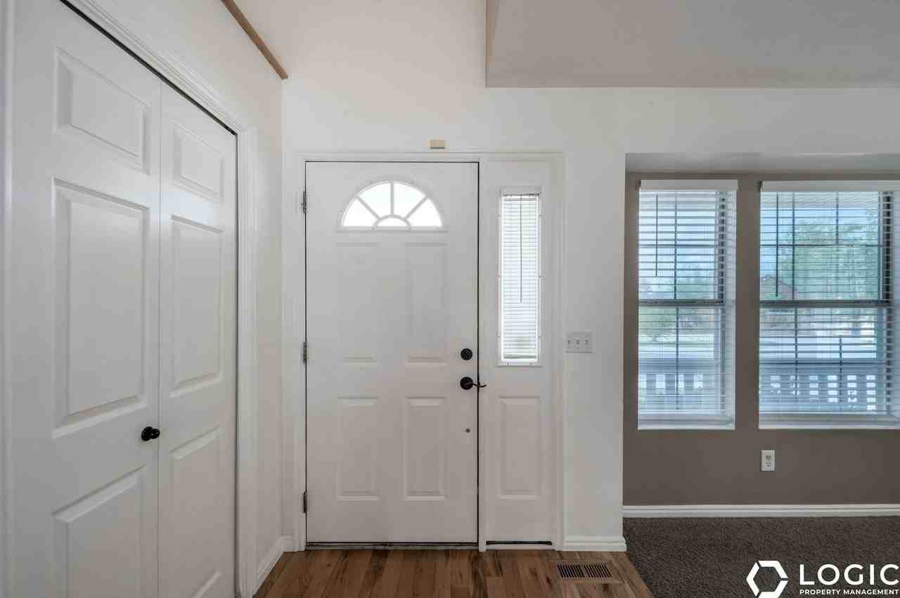 6427 S Travis James Ln - Photo 3 of 20