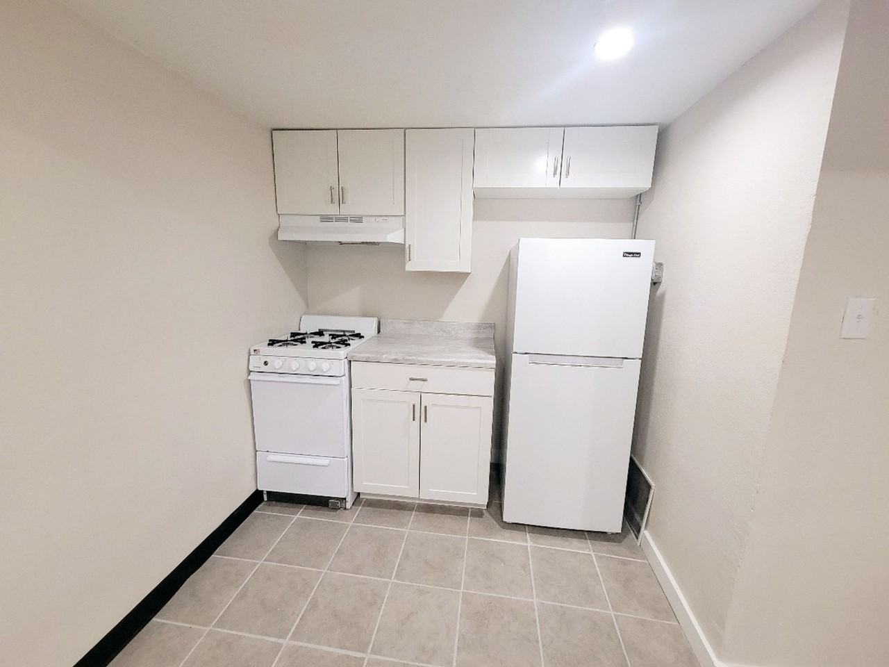 805 S Logan Ave #102 - Photo 3 of 10