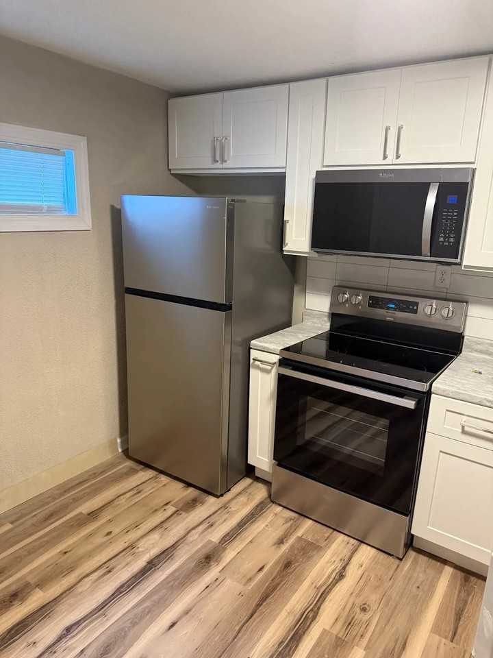 1752 W Oak St - Photo 3 of 7