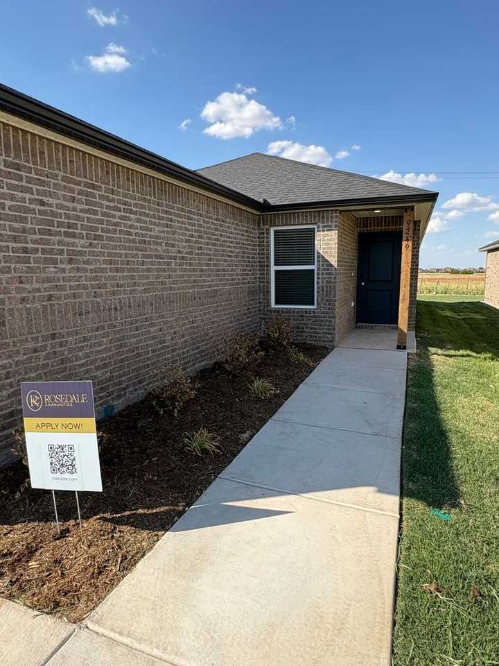 9249 Nw 129th St - Photo 5 of 19