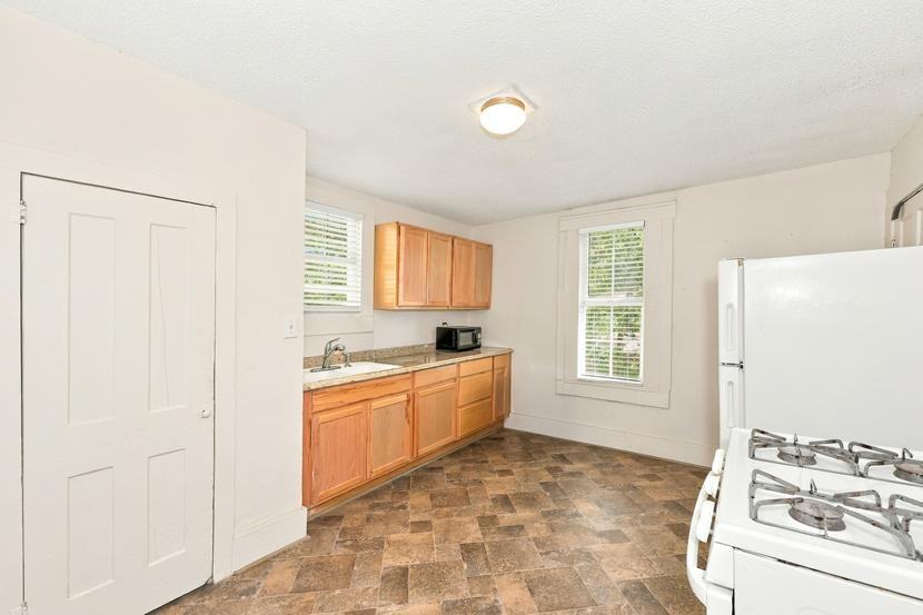 W Gandy St - Photo 2 of 8