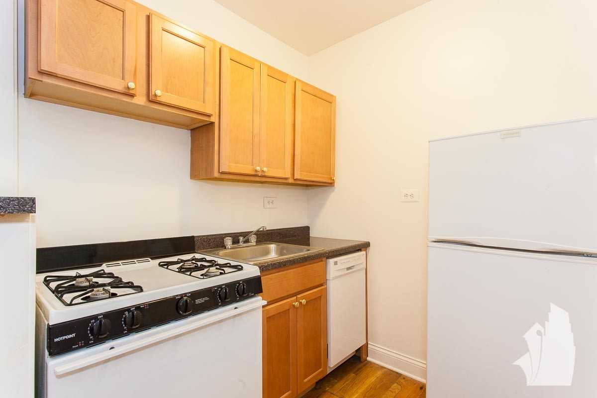 837 W Wolfram St #302 - Photo 3 of 8