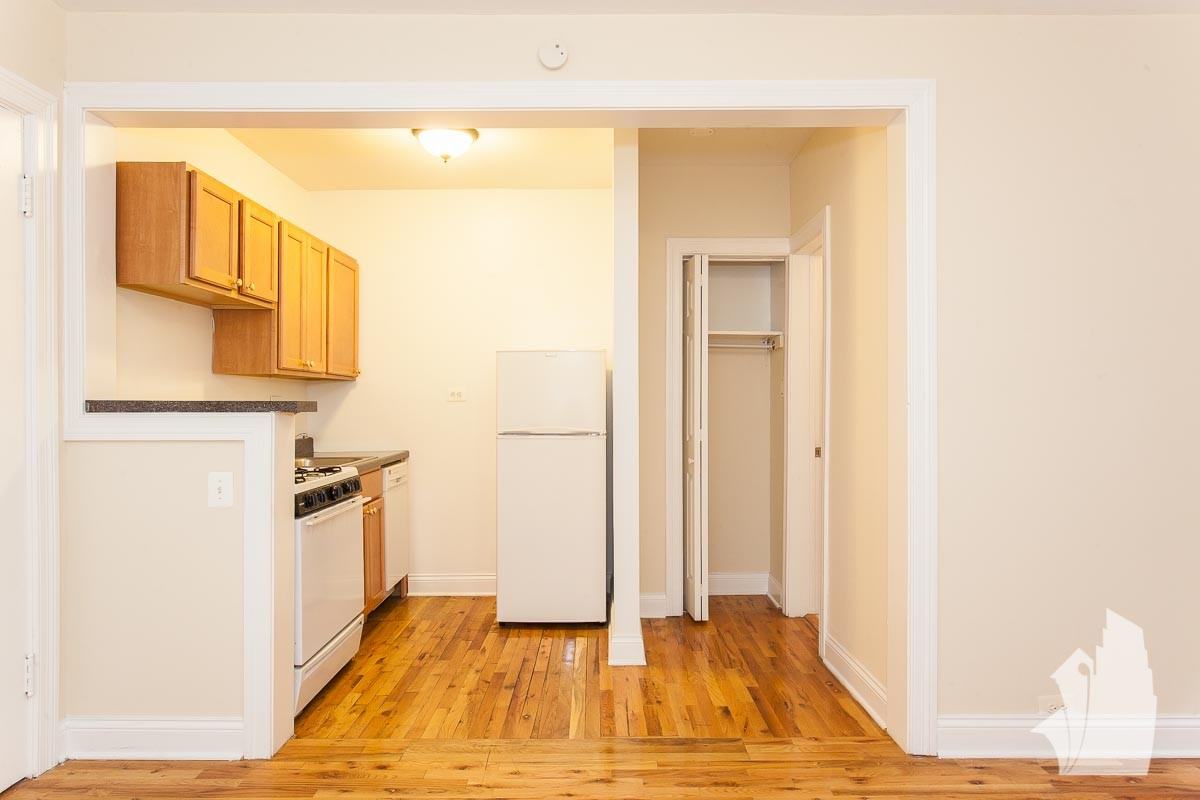 837 W Wolfram St #302 - Photo 4 of 8