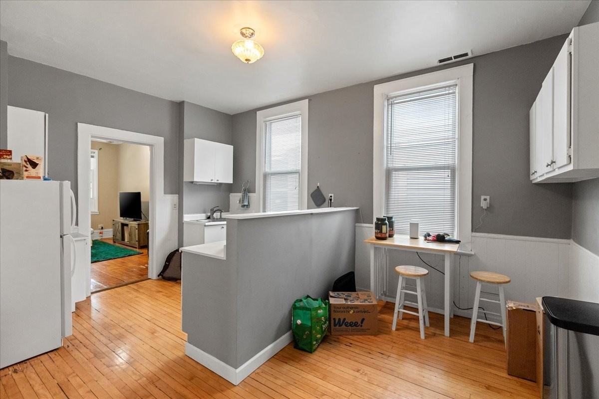 1421 W Fletcher St #2F - Photo 3 of 11