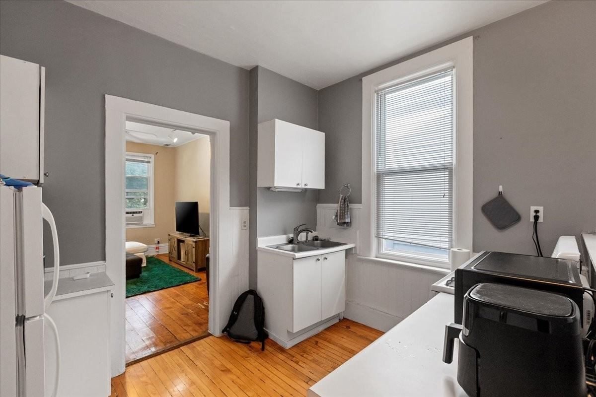 1421 W Fletcher St #2F - Photo 4 of 11