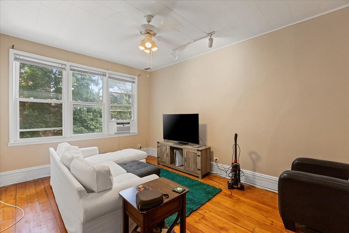 1421 W Fletcher St #2F - Photo 6 of 11