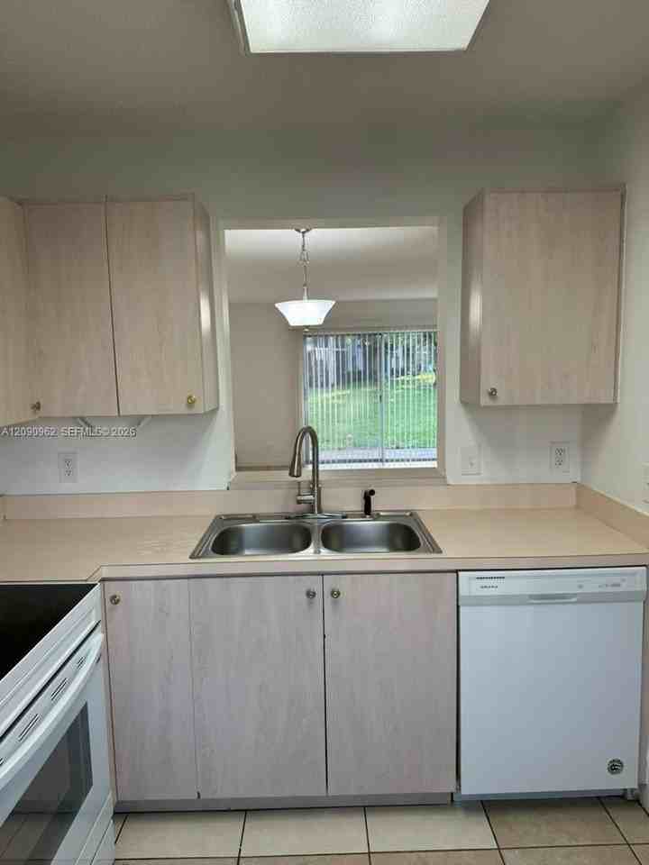 811 Ne 14th Pl #811A