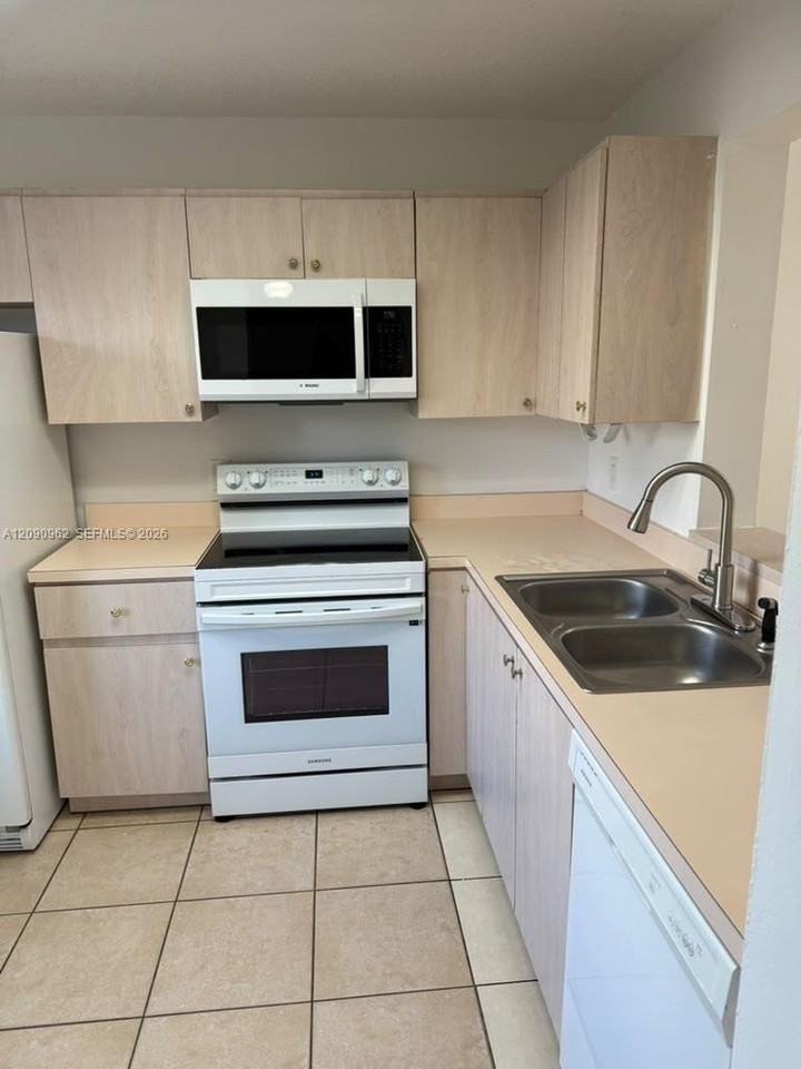 811 Ne 14th Pl #811A - Photo 2 of 8