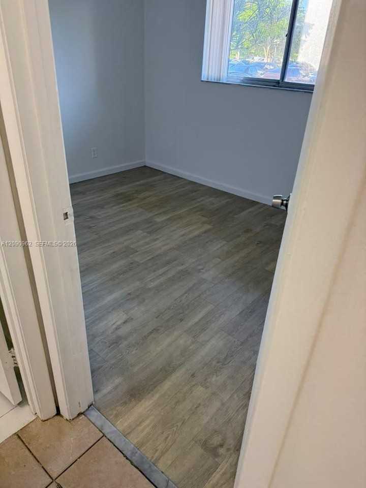811 Ne 14th Pl #811A - Photo 4 of 8