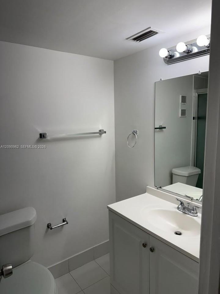 811 Ne 14th Pl #811A - Photo 5 of 8