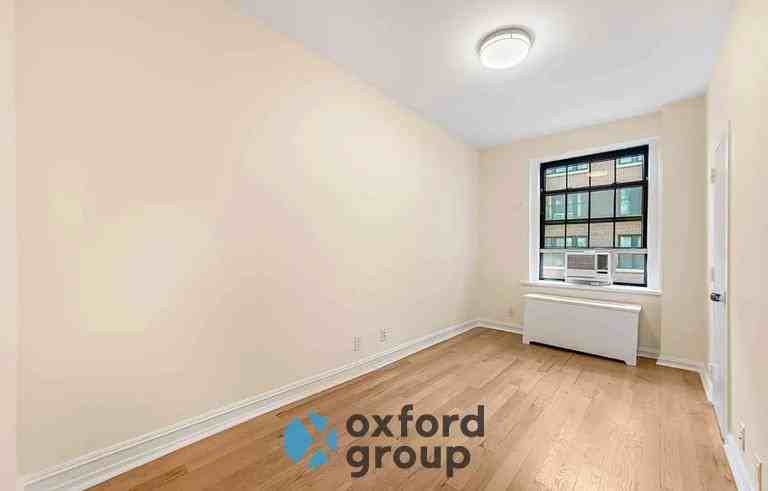 170 E 83rd St - Photo 4 of 10