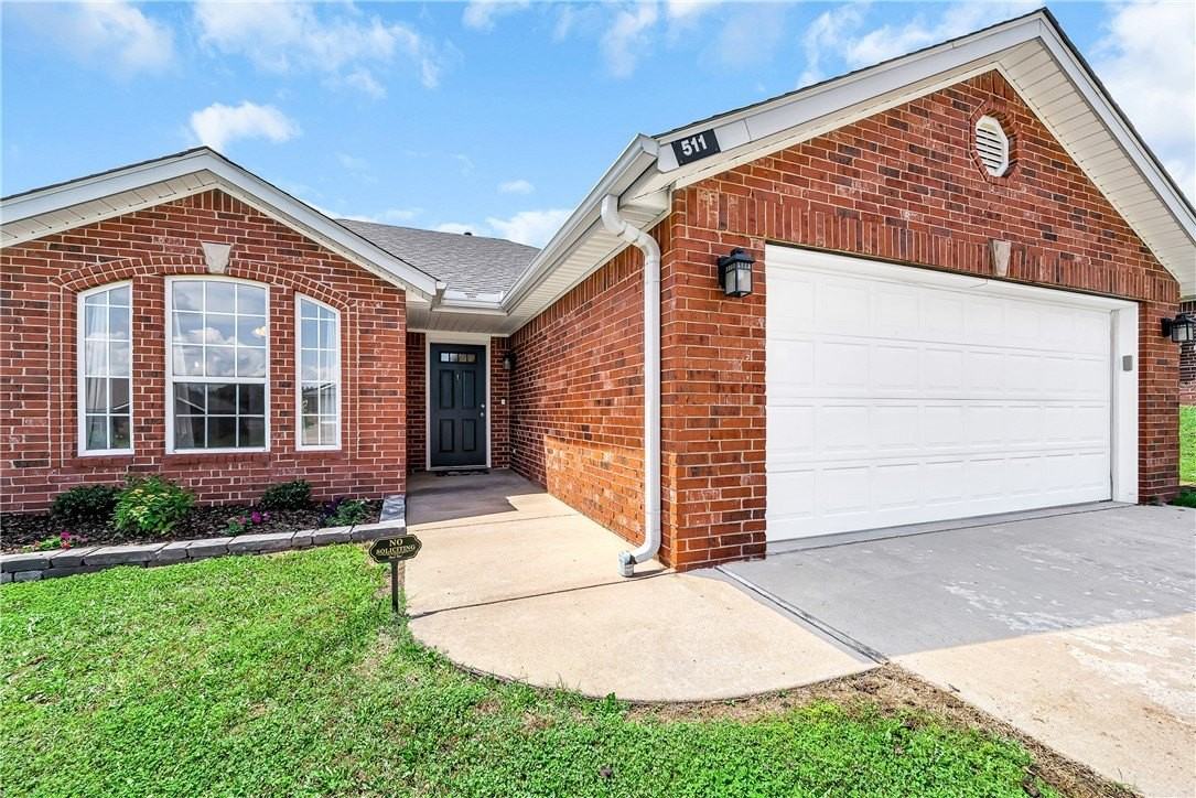 511 Dewberry Ln - Photo 3 of 25
