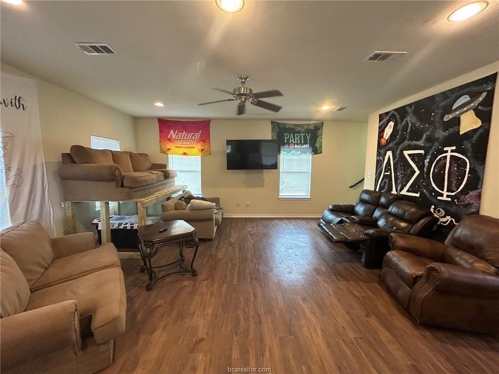 825 Avenue B - Photo 4 of 19