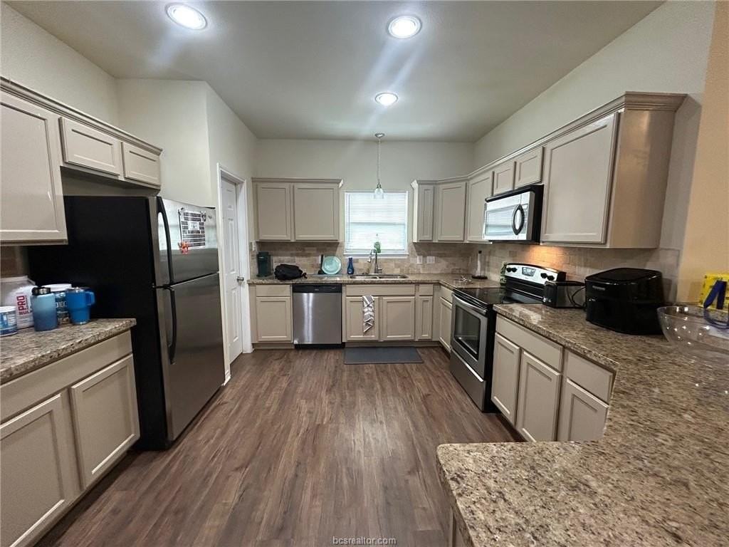 825 Avenue B - Photo 5 of 19