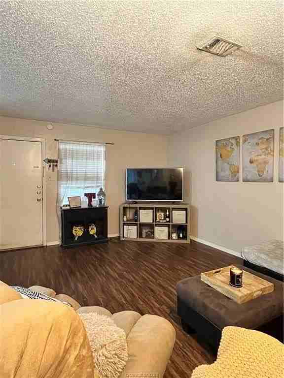 715 Wellesley Ct #B - Photo 2 of 9