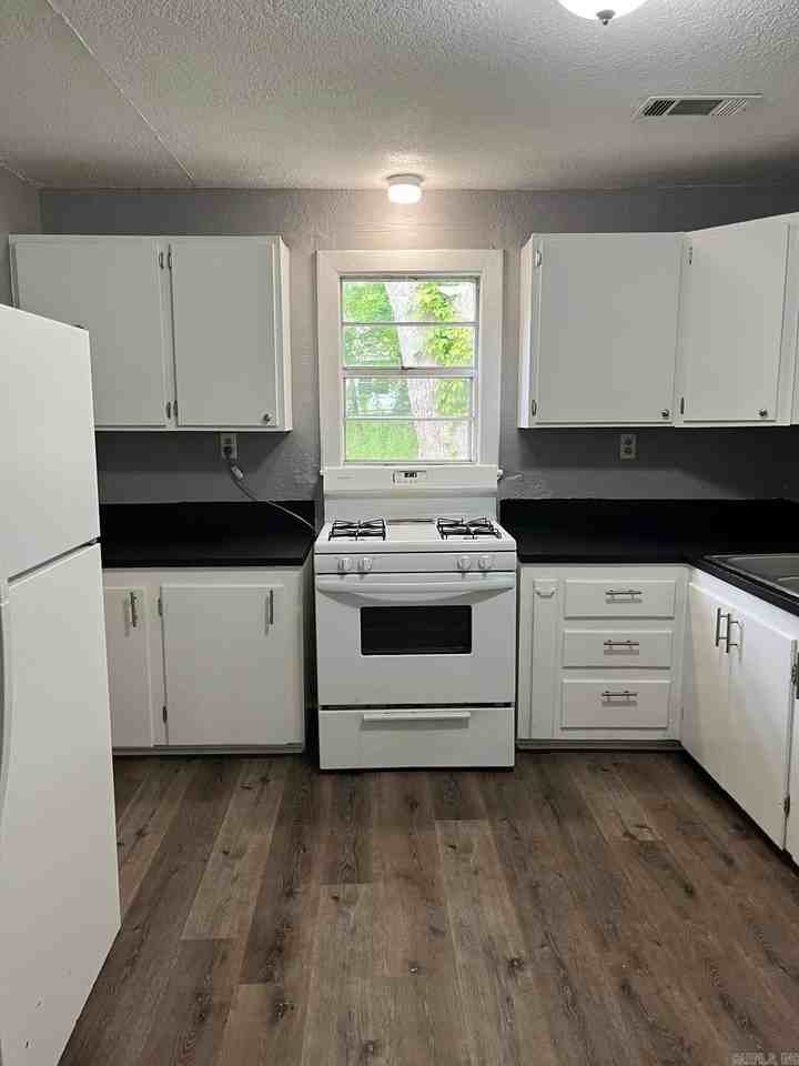 223 W Highland Ave - Photo 4 of 12