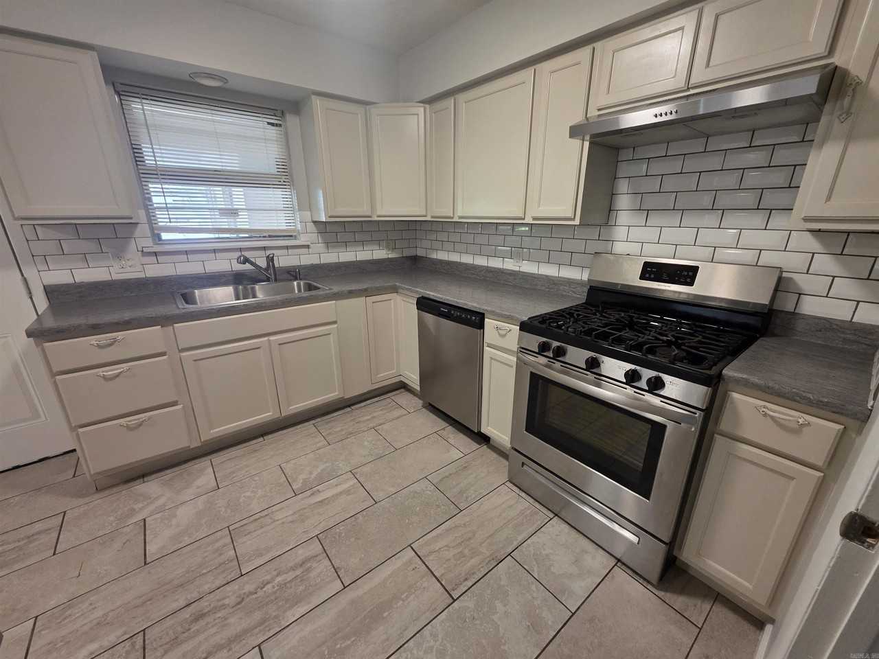 7208 Illinois St - Photo 4 of 15