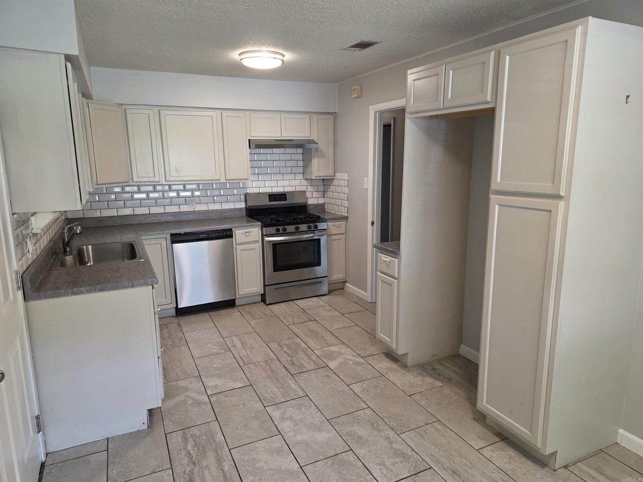 7208 Illinois St - Photo 5 of 15