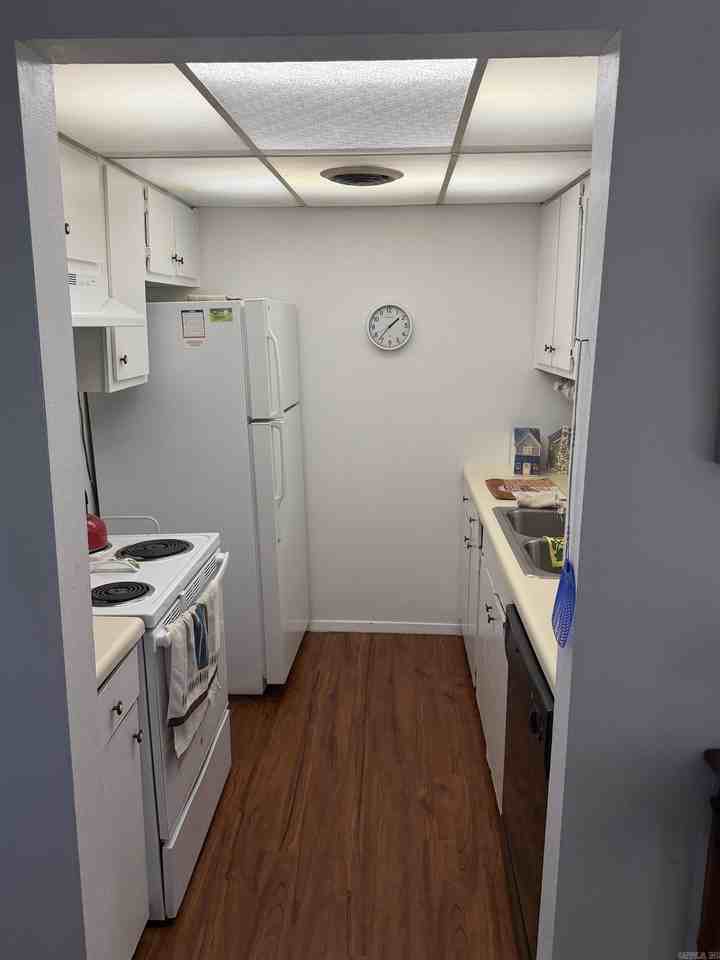 135 Hillview Dr - Photo 3 of 18
