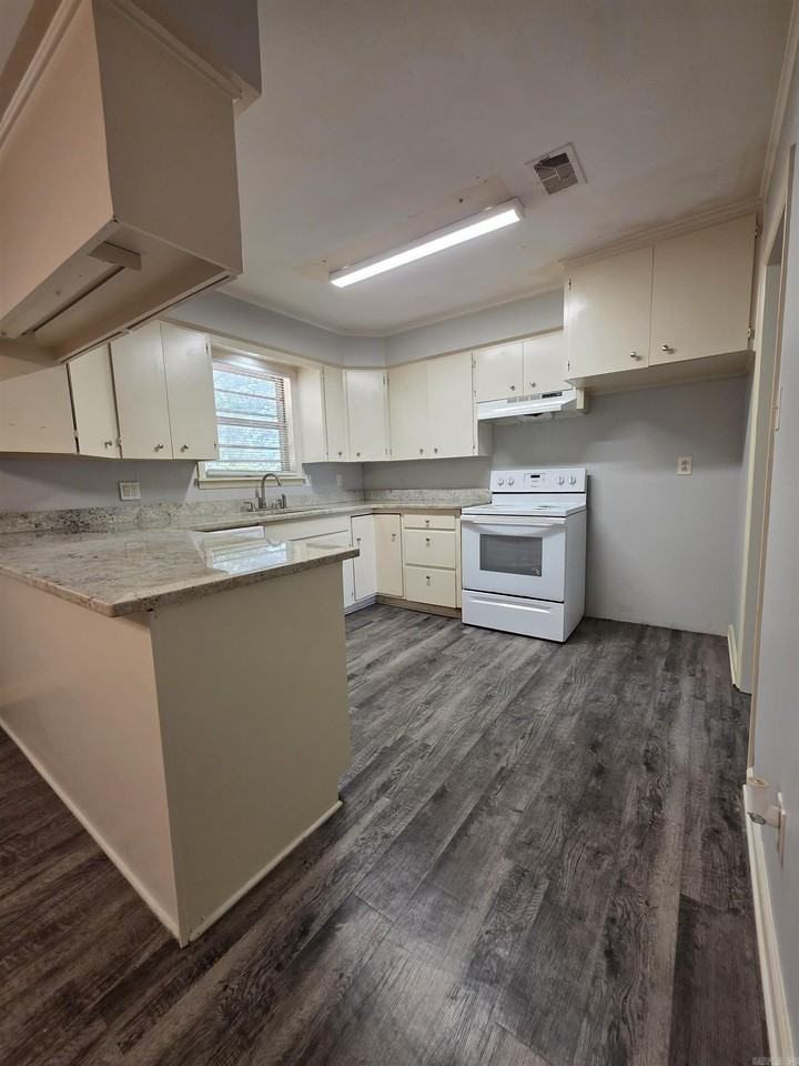 13 Rocco Dr - Photo 4 of 17