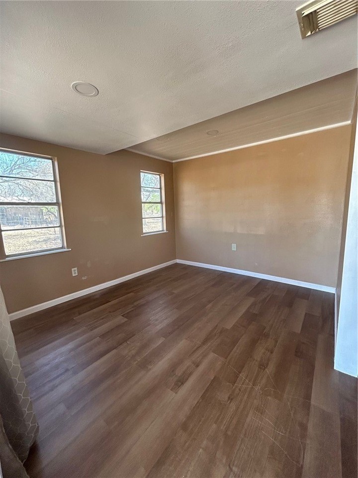 302 Se 2nd St - Photo 3 of 11