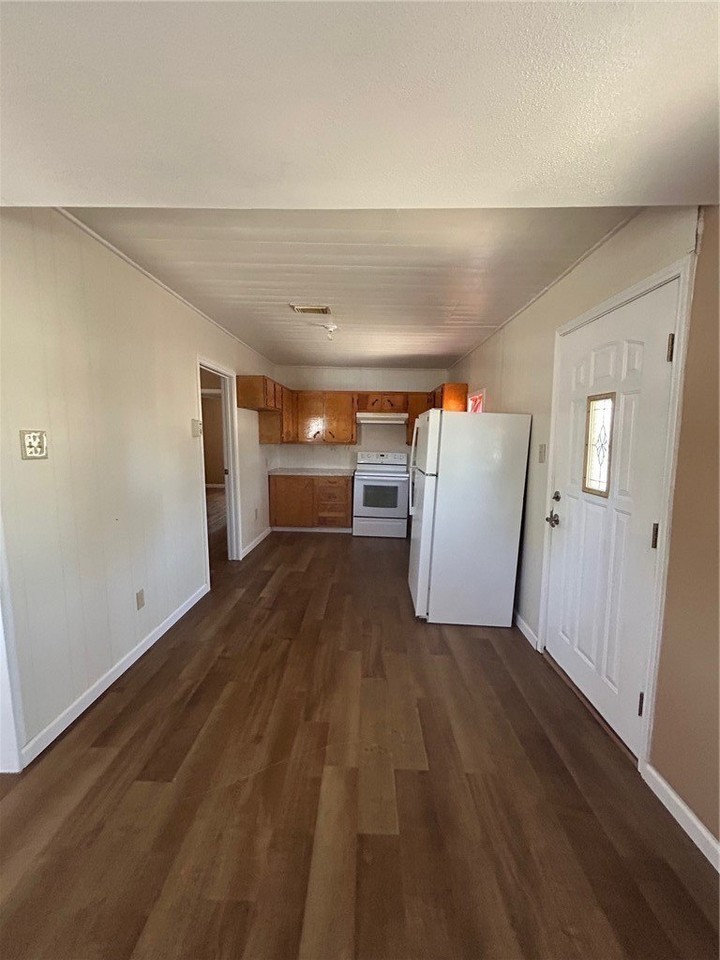 302 Se 2nd St - Photo 6 of 11