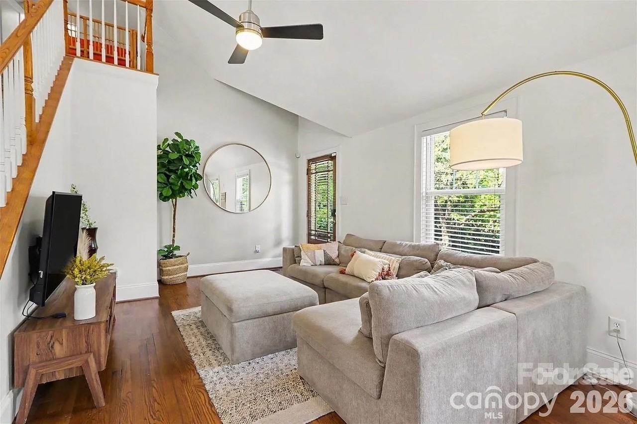 1013 Spruce St - Photo 2 of 10