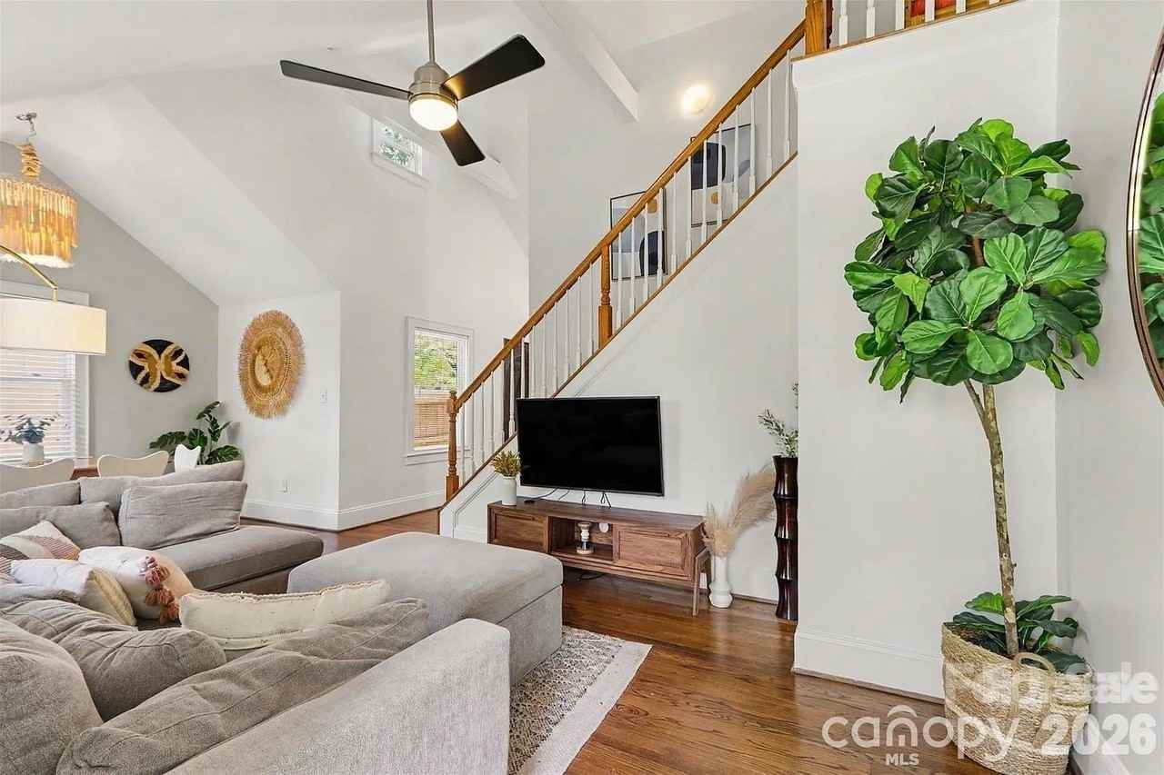 1013 Spruce St - Photo 4 of 10
